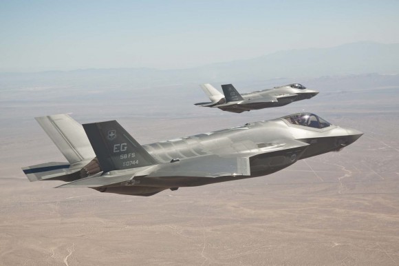 Caças F-35 AF-6 e AF-7 em formação - foto Lockheed Martin