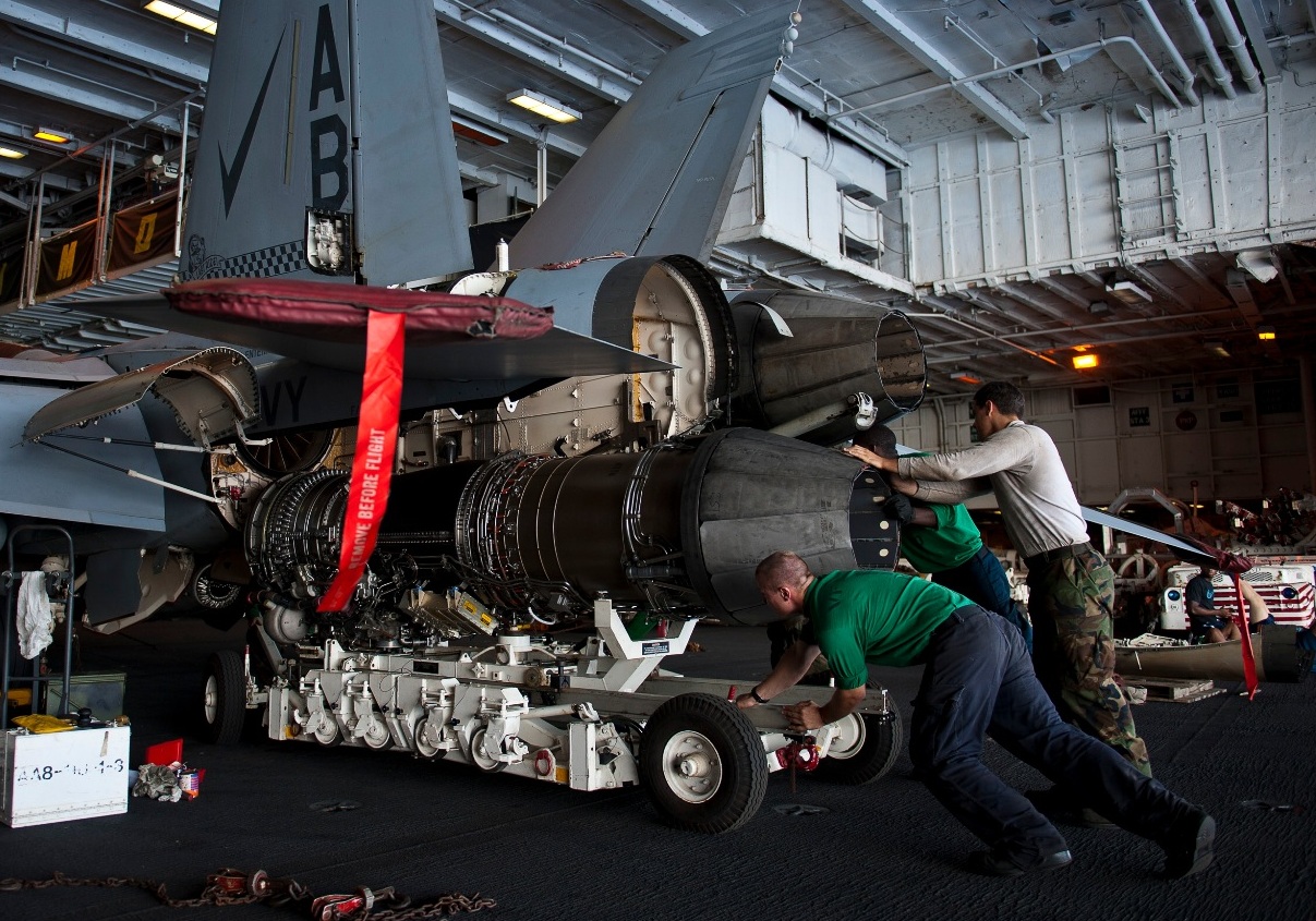  Instalação-de-motor-F414-num-F-18-F-Super-Hornet-no-hangar-do-porta-aviões-Enterprise-foto-Marinha-dos-EUA