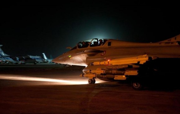 caça Rafale prepara-se para decolar em missão de apoio aéreo no Mali - foto Min Def França