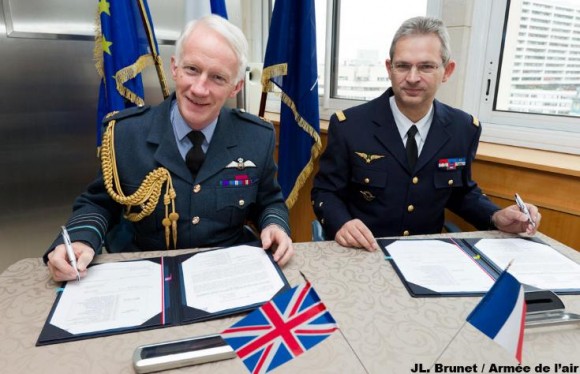 Marechal do ar Dalton e general Mercier assinam diretiva - foto Força Aérea Francesa