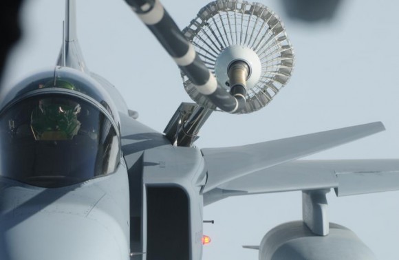 caça Gripen em reabastecimento em voo - foto Forças Armadas da Suécia