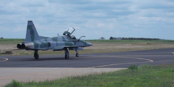 Decolagem do F-5EM 4846 de Gavião Peixoto - último F-5M do lote 1 recebido pela FAB - foto FAB
