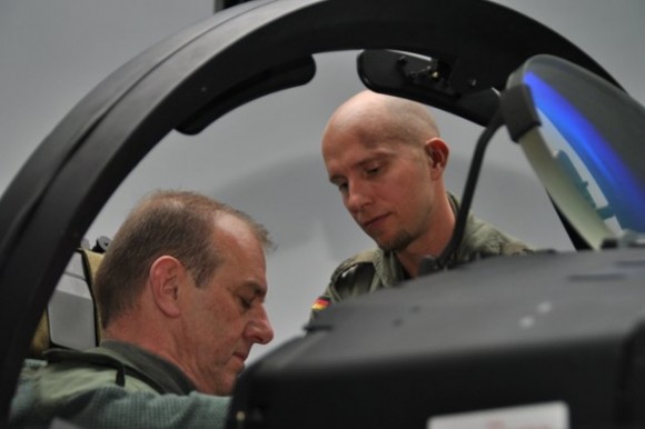 General Gelée francês se acomoda no cockpit do Eurofighter - foto Força Aérea Alemã