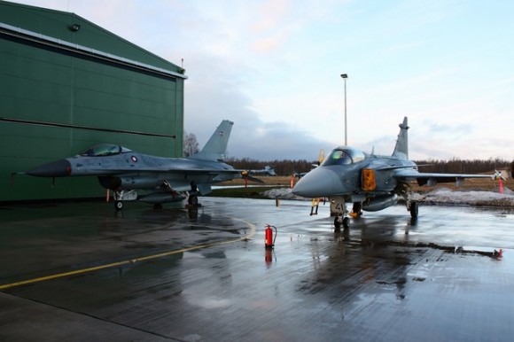Gripen tcheco e F-16 da Dinamarca na base de Siuliai na Lituânia - foto MD Rep Tcheca