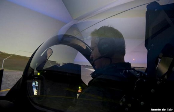 Denis Mercier - chefe do Estado Maior Armee de lair - treino no simulador do Rafale - foto Força Aérea Francesa