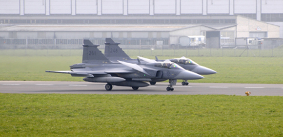 Dois caças Gripen pousam em Emmen em 8 de abril - foto Saab