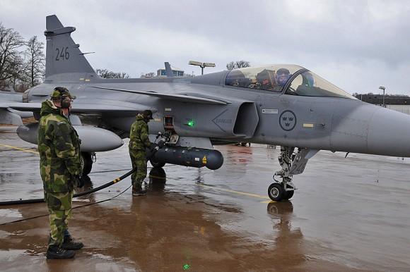 Gripen em reabastecimento com motor ligado a caminho da Frisian Flag - foto Forças Armadas da Suécia