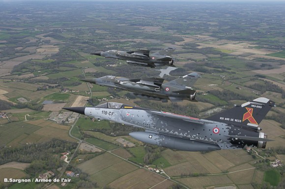 Mirage F1CR com pintura comemorativa dos 100 anos da esquadrilha Cocotte e mais dois jatos do tipo - foto Força Aérea Francesa