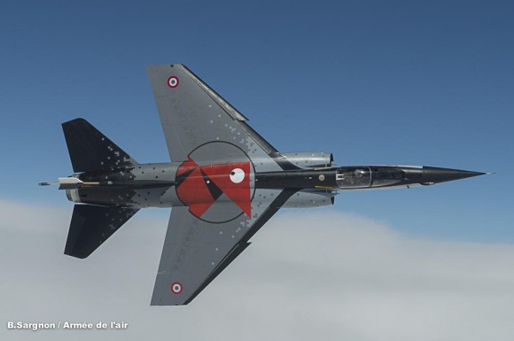 Mirage F1CR com pintura comemorativa dos 100 anos da esquadrilha Cocotte - foto Força Aérea Francesa