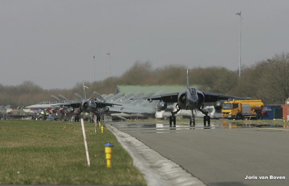 jatos Mirage F1CR franceses taxiam em Leeuwarden no Frisian Flag - foto via Força Aérea Francesa