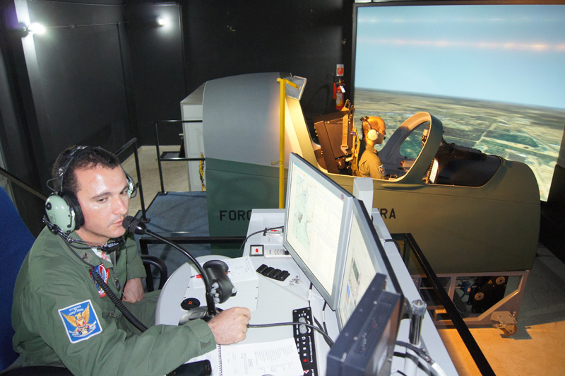 pilotos-da-fumaca-treinam-no-simulador-do-A-29-foto-EDA