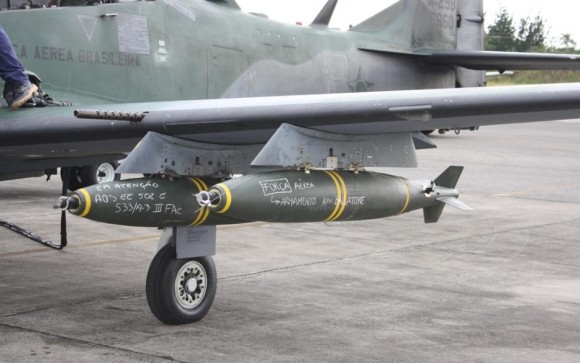 A-29 da FAB emprega pela primeira vez 4 bombas em Cachimbo - foto FAB