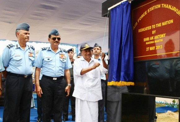 MD indiano A K Antony inaugura base de Thanjavur - foto Press Information Bureau India