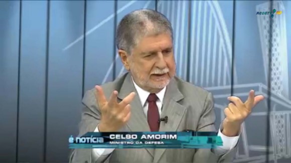 Ministro da Defesa Celso Amorim em entrevista Rede TV 19-5-2013 - cena vídeo Rede TV