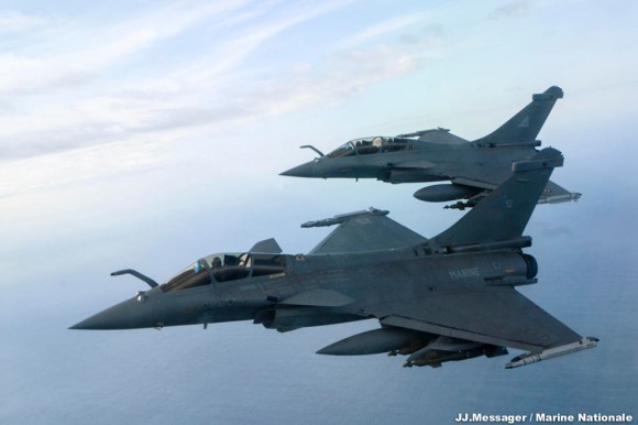 Patrulha mista entre caças Rafale da Força Aérea e da Marinha Francesa - foto Marine Nationale via Força Aérea Francesa