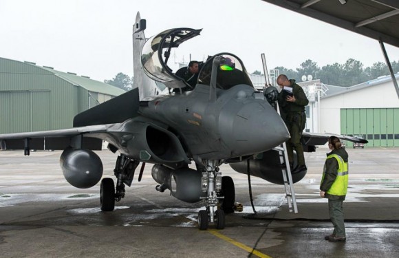 Rafale no Recce Meet 2013 com pod de reconhecimento - foto Força Aérea Francesa