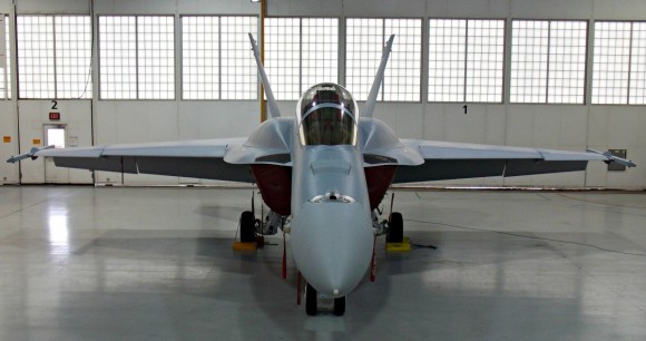 Super Hornet com CFT e baia externa de armas - foto 2 via Flightglobal