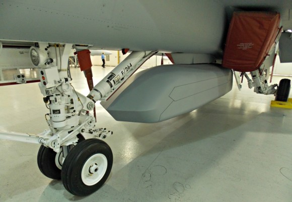 Super Hornet com CFT e baia externa de armas - foto 3 via Flightglobal