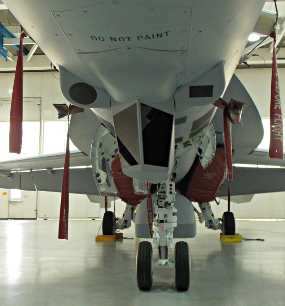 Super Hornet com CFT e baia externa de armas - foto 4 via Flightglobal