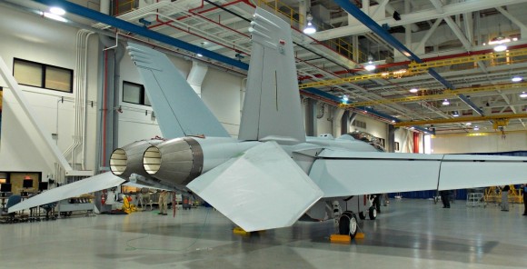 Super Hornet com CFT e baia externa de armas - foto 5 via Flightglobal