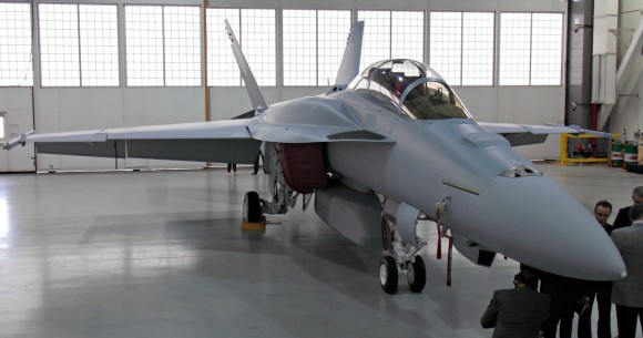 Super Hornet com CFT e baia externa de armas - foto via Flightglobal
