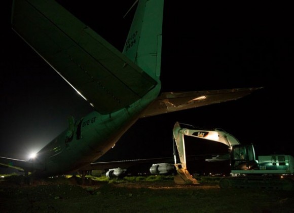 Trabalhos em KC-137 que teve acidente no Haiti - foto 2 A M Leon - Minustah-UN via G1