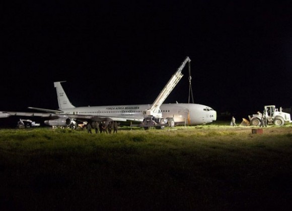 Trabalhos em KC-137 que teve acidente no Haiti - foto A M Leon - Minustah-UN via G1