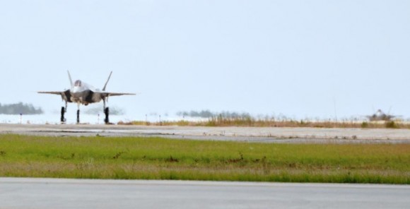 Dois F-35 chegam a Eglin em 5 de junho de 2013 - foto USAF