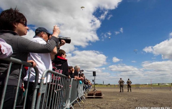 Público em show aéreo na Base de Châteaudun - foto Força Aérea Francesa