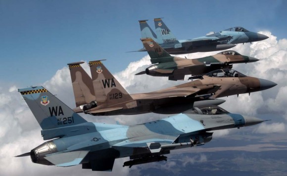 caças F-16 e F-15 dos esquadrões 64 e 65 Aggressor - foto de 2008 da USAF