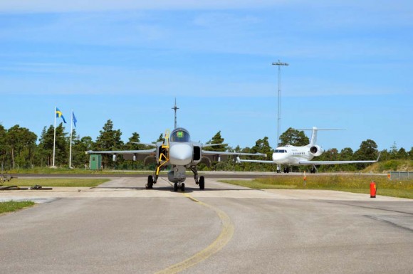 Gripen e avião Vip na Base de Gotland na Suécia