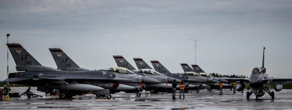 caças F-16 desdobrados em exercício no Canadá - foto USAF