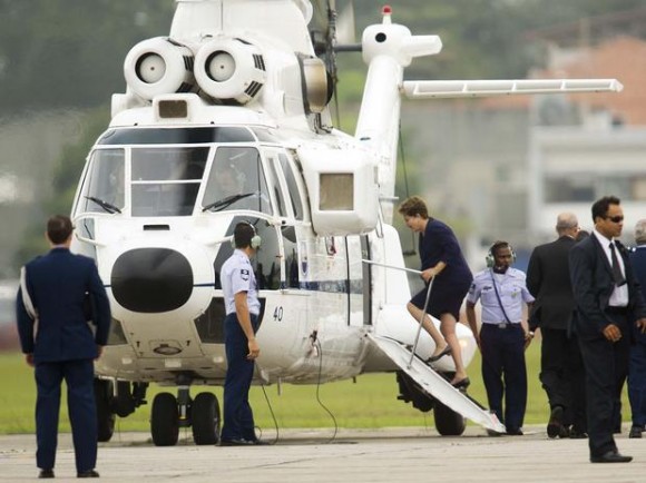 Dilma embarca em VH-34 após recepcionar papa - foto D Ramalho - Terra