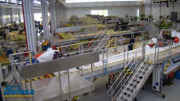 Fábrica da Helibras em Itajubá - out 2012 - linha do EC725 com linha Esquilo à esquerda - foto Nunão - Forças de Defesa