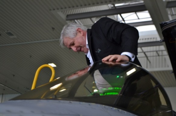 primeiro ministro Jiri Rusnok sobe em cockpit de Gripen na base de Caslav - foto Min Def República Tcheca