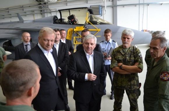 primeiro ministro Jiri Rusnok visita base de Caslav onde opera o Gripen - foto Min Def República Tcheca