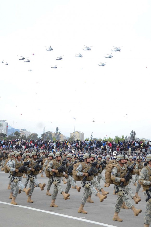 Helicópteros em parada militar chilena - foto inteira FACh