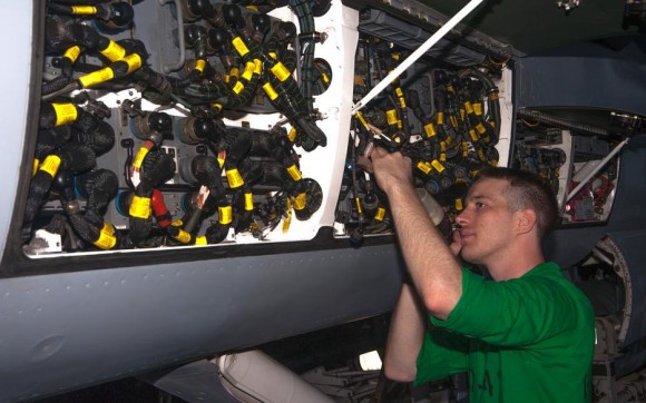 Baias de equipamentos eletrônicos do nariz do Super Hornet - foto USN