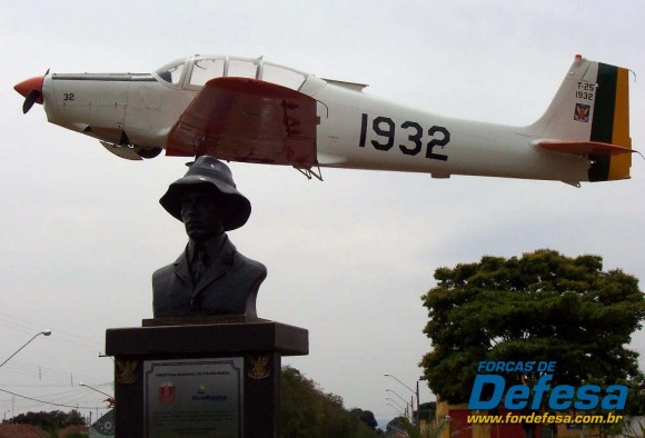 Busto de Santos Dumont junto a monumento com T-25 da FAB em praça de Pirassununga - SP - foto 2006 Nunão - Forças de Defesa