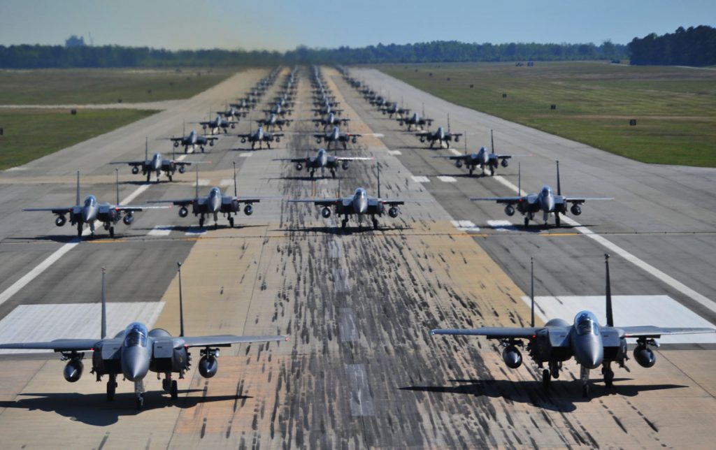 F-15E Strike Eagles realizando um "Elephant Walk"