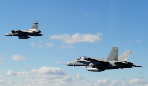 Gripen sueco e F-18 finlandês no Artic Challenge 2013 - foto Força Aérea Sueca