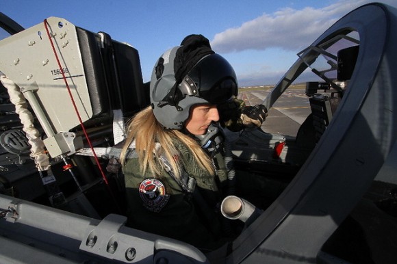 Baltic Eye - tenente Katerina Hlavsova na cabine de L-159A Alca - foto MD República Tcheca