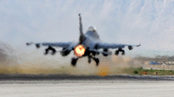 Decolagem de F-16 com pós-combustor acionado - foto USAF