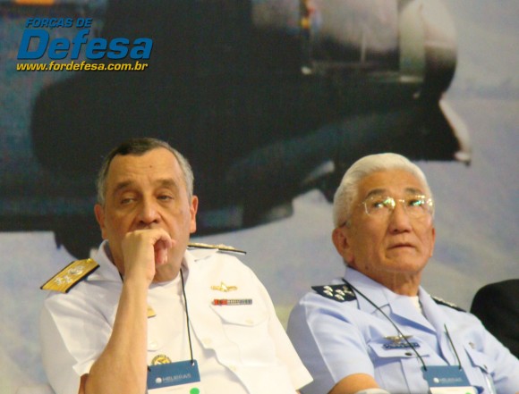 comandante da Marinha Moura Neto e comandante da Aeronáutica na inauguração da Helibras em 2012 - foto Nunão - Forças de Defesa