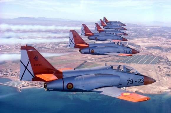 jatos de treinamento C-101 em formação - foto Força Aérea Espanhola