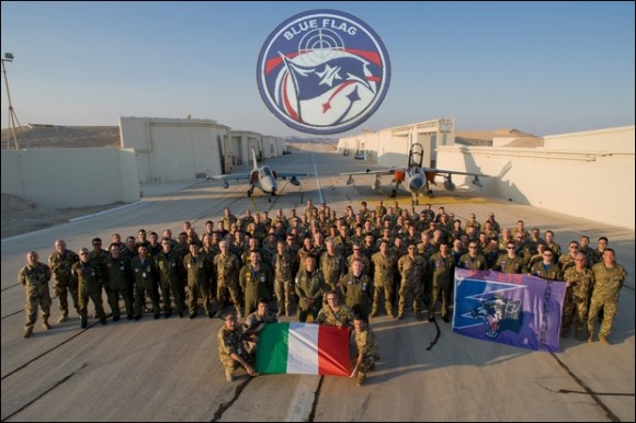AMX e Tornado italianos com equipe que participou do Blue Flag em Israel - foto Força Aérea Italiana