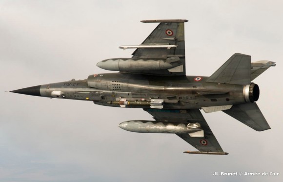 Mirage F1CR com bomba na estação ventral - foto Força Aérea Francesa