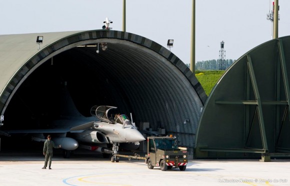 Rafale com míssil ASMP-A na estação ventral deixa hangarete - foto Força Aérea Francesa
