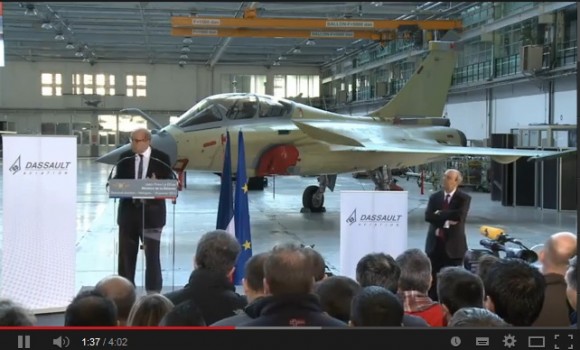 Cena vídeo lançamento Rafale F3R em Merignac - discurso MD Le Drian sobre o contrato - vídeo Dassault