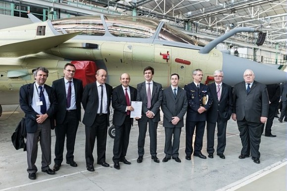 Lançamento Rafale F3R em Merignac - CEO Eric Trappier segura documento com MD Le Drian à sua direita - foto Dassault